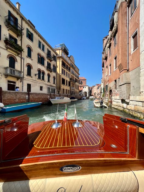 Water Taxi Venice, Venice Boat Ride, Italy Houses, Lux Travel, Venice Boat, Boat Day, Aesthetic Core, Boats Luxury, Historical Architecture