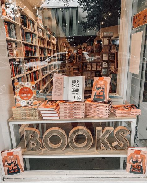 Cute Bookstore Ideas, Bookstore Inspiration, Bookstore Counter, Bookstore Boutique, Book Store Cafe Design, Bookstore Interior Design Ideas, Small Cozy Bookstore, Cute Bookstore Aesthetic, Bookstore Business