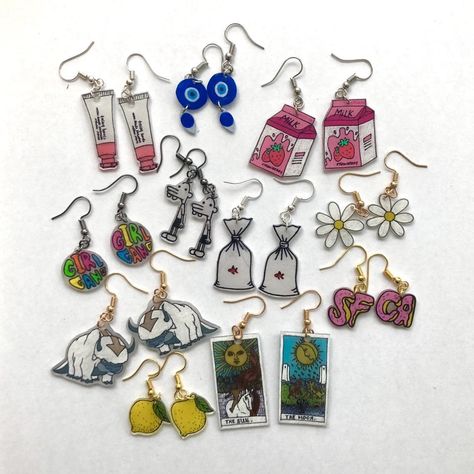 Shrink Plastic Keychain Aesthetic, Shrink Earrings Diy, Shrink Plastic Earrings Diy, Shrinkies Ideas, Shrink Paper Earrings, Shrink Dink Ideas, Diy Shrinky Dink Keychain, Shrinks Dink Earrings, Shrink Dink Earrings