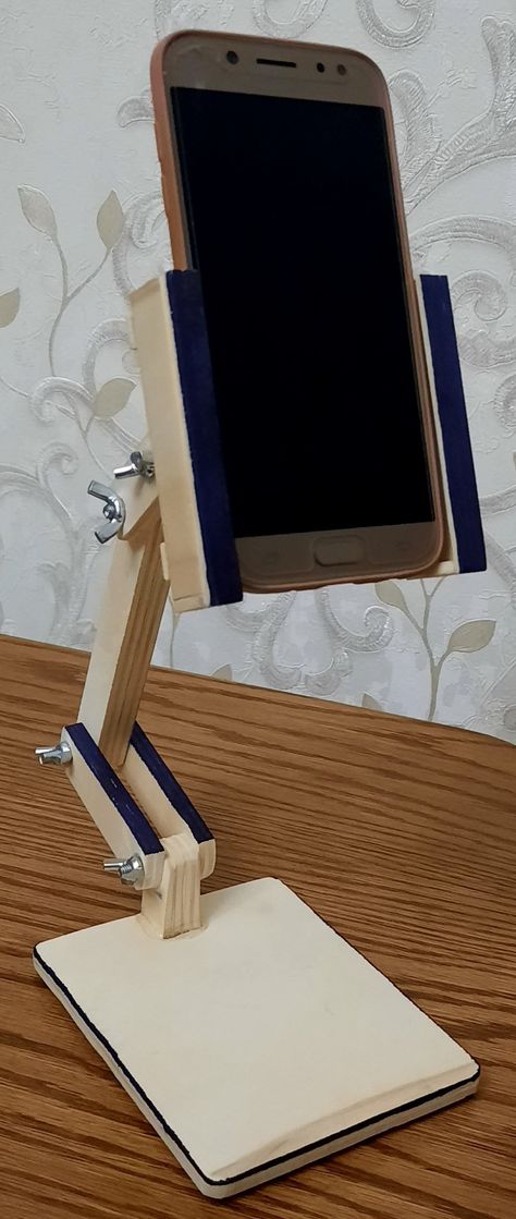 Mobail Stand Wooden, Wooden Cellphone Holders, Cellphone Stand Wood, Cell Phone Holder Diy, Phone Stand Design, Wooden Phone Holder, Woodworking Jig Plans, Wood Phone Holder, Holder Hp