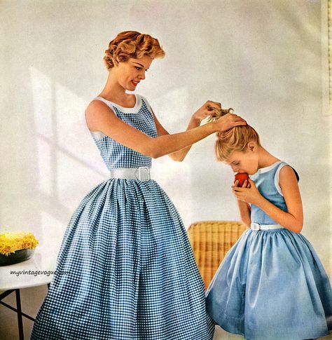 The Nifty Fifties : Photo 50s Glamour, Mother Daughter Fashion, Vintage Housewife, Mother Daughter Outfits, Fashion 1950s, Simplicity Patterns, Vintage Vogue, Moda Vintage, 1950s Fashion