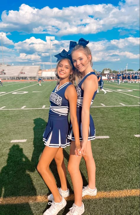 Cheer Picture Poses Football, Sideline Cheer Uniforms, Sideline Cheer Aesthetic, Varsity Cheer Uniforms, Cheerleader Poses, Dance Team Pictures, Cheerleading Senior Pictures, Field Pics, Cheer Goals