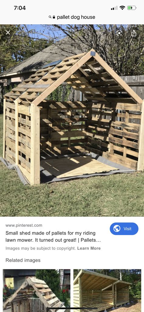 Pallet Dog House Outdoor, Dog House Out Of Pallets, Pallet Fence Diy, Play Area Outside, Dog Whelping, Goat Life, Dog Whelping Box, Outside Dog Houses, Big Dog House