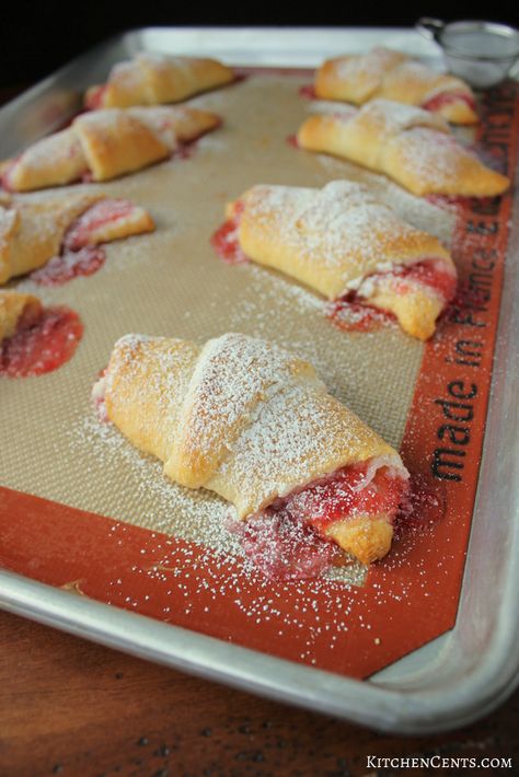 Deserts With Cream Cheese, Crescent Roll Recipes Dessert, Strawberry Cream Cheese Filling, Crescent Roll Dessert, Crescent Roll Breakfast Recipes, Cream Cheese Crescent Rolls, Cheese Croissant, Crescent Recipes, Cream Cheese Rolls