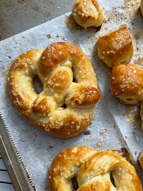 Auntie Anne’s Copycat Soft Pretzels - Baking Bai Auntie Annes Pretzels, Frozen Pretzels, Auntie Anne, Cinnamon Sugar Pretzels, Auntie Annes, Soft Pretzel Recipe, Homemade Pretzels, Homemade Soft Pretzels, Pretzels Recipe