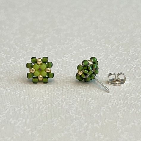 Seed Bead Jewelery, Diy Earrings Studs, Something Green, Jewels Diy, Diy Beaded Rings, Beaded Earrings Diy, Beading Jewelery, Beaded Jewels, Beaded Jewelry Tutorials