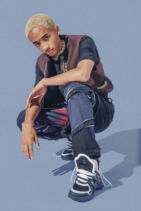 Tesla Wallpaper, Pose Mannequin, Male Pose Reference, Male Models Poses, Photographie Portrait Inspiration, People Poses, Jaden Smith, Body Reference Poses, Human Poses Reference