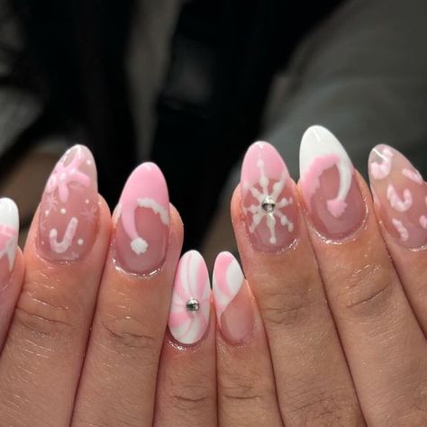 ASHLEY NINH | NAIL TECH on Instagram: "yayy pink christmas freestyle!!🩷❄️ #stgeorgenails #utahnailartist #christmasnails" Nail Ideas Pink Christmas, Nails Christmas Designs Short, Preppy Nail Ideas Christmas, Cutesy Christmas Nails, Pink Nail Designs Christmas, Cute Nail Inspo Almond Shape, Xmas Pink Nails, Cute Nail Ideas For Christmas, Almond Christmas Nails Pink