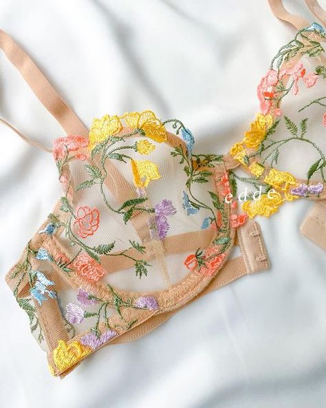 e d d e ® on Instagram: "Belle Blooming ve Aurora Flower setleri seni bekliyor 🌸🍋🌼🧺🍡 #edde #specialbraforyou #lingerie #bra" Floral Lace Lingerie, Aurora Flower, Cottagecore Princess, Hawaii Living, Lingerie Aesthetic, Flower Bra, Flower Lingerie, Store Design Boutique, Lacy Bra