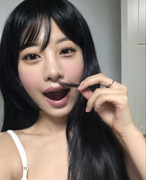 Japanese Makeup Looks Natural, Japanese Makeup Style, Korean Woman Face, Japanese Igari Makeup, No Lashes Makeup Look, Korean Faceclaim, Japanese Hair Color, Soft Makeup Looks, Doll Eye Makeup