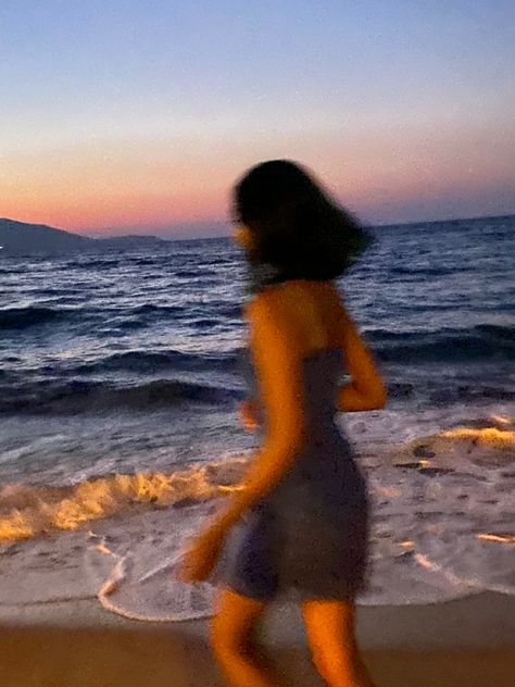 The Beach Sunset, Aesthetic Beach Pictures, Poses Beach, Sky Night, Outfit Night, Beach Night, Aesthetic Beach, Night Out Outfit, Beach Poses