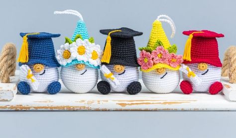 Craft Fair Amigurumi, Amigurumi Graduation Free Pattern, Crochet Gnome Keychain, Crochet Graduation Gnome Free Pattern, Alien Crochet Pattern Free, Crochet Birthday Gnomes Free Pattern, Crochet Amigurumi Gnome, Birthday Gnome Crochet Pattern, Crochet Gnomes Pattern Free