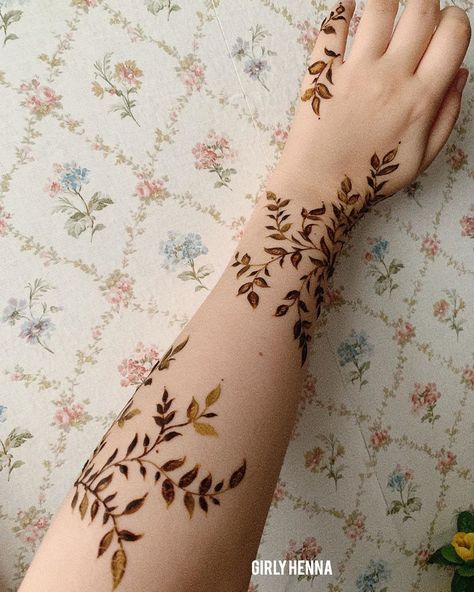 Looks like the same but a slight change in my leafy designs , I love the placement and shading of the leaves ~ hope you like it too 🌿… Henna Art, Body Modifications, Henna Design, Body Mods, Change In, Henna Tattoo, Tatting, Henna, Vines