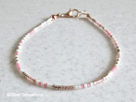 Seed Bead Bracelet Inspiration, Rose Bead Necklace, Beaded Jewelry Pink, Dainty Pink Bracelet, Bracelet Patterns Seed Beads, Pink Seed Bead Necklace, Beaded Bracelets Pink, Pink Beaded Jewelry, Seed Beads Bracelets