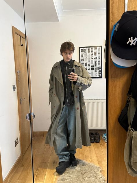 Raincoat Outfit Aesthetic, Outfit For Rainy Day, Baggy Pants Men, Streetwear Coat, Vintage Trench Coat, Raincoat Outfit, Coat Fits, Outfits Baggy, Layered Fits