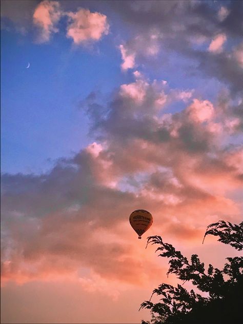 Photo of a hot air balloon in Germany Hot Air Balloons Aesthetic, Hot Air Balloon Aesthetic, Clouds Evening, Photography Clouds, Fallen Series, 2024 Goals, Ra Ideas, Uni Room, Aesthetic Sky