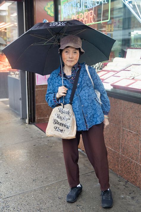 From Chinatown Pretty To Nora From Queens, Chinese Grandmas Are 2020’s Fashion Icons #refinery29 https://www.refinery29.com/en-us/2020/12/10197753/chinese-grandma-fashion-icon-style Grandma Style Outfits, Nora From Queens, Elderly Clothing, Room Ideas For Men, Purple Bucket Hat, Room Ideas For Men Bedroom, 2020s Fashion, Grandma Clothes, Men Bedroom