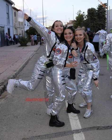 Futuristic Costume Women, Space Group Costume, Female Astronaut Costume, Womens Astronaut Costume, Diy Space Costume Women, Out Of Space Costumes, Space Outfit Ideas Party, Outer Space Outfit Ideas, Astronauts Costume