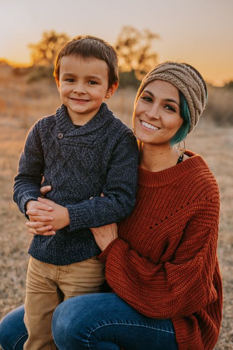 Mom And Son Sitting Poses, Mother And Son Fall Photo Ideas, Mom And Son Fall Photoshoot, Mom Son Pictures, Mom And Son Poses, Mother And Son Poses, Mom And Son Photography, Lemons Photography, Mom And Son Photoshoot