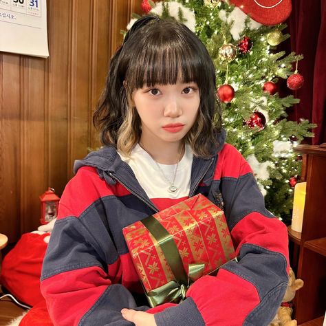 Christmas Poses, Christmas Decorations For Kids, Holiday Icon, Christmas Icons, Christmas Banners, Kpop Aesthetic, Christmas Girl, Girl Icons, Kpop Girl Groups