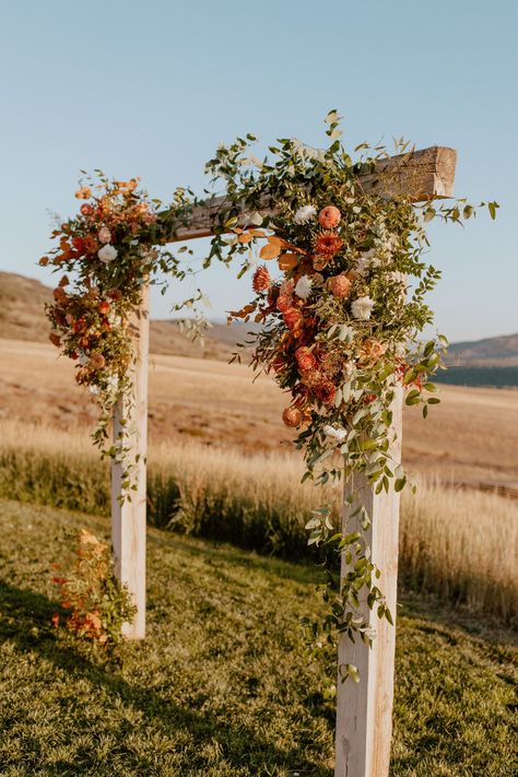 Wedding Ceremony In Field, Fall Wedding Arch Ideas Outdoor Ceremony, September Wedding Arch, Autumn Wedding Outdoor, September Mountain Wedding, Mountain Spring Wedding, Late Summer Wedding Ideas, Fall Wedding Isles, Fall Mountain Wedding Decor