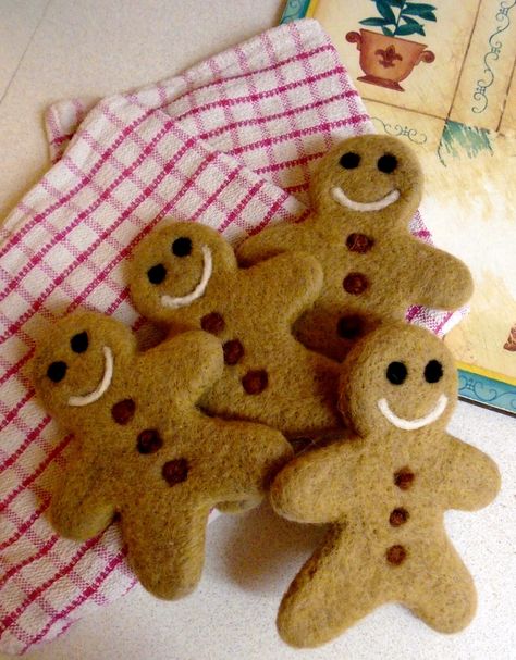 Needle felted Gingerbread men - SShaw Christmas Felting Ideas, Needle Felted Christmas Ornaments, Christmas Needle Felting Ideas, Needle Felted Gingerbread Man, Felted Gingerbread Man, Needle Felted Ornaments, Needle Felted Christmas, Needle Felting Diy, Felted Wool Crafts