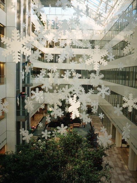 hanging snowflakes Yule Ideas, Hanging Snowflakes, Snowflakes Christmas Tree, Elegant Christmas Tree Decorations, Snowflake Party, Stage Ideas, Christmas Stage, Diy Christmas Tree Topper, Elegant Christmas Trees