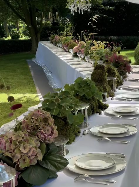 European Tablescape, Italian Wedding Tablescape, Wedding Table Aesthetic, Syrian Wedding, Green Flower Arrangements, Vineyard Table, Tuscan Wedding Theme, Puglia Wedding, Usa Wedding