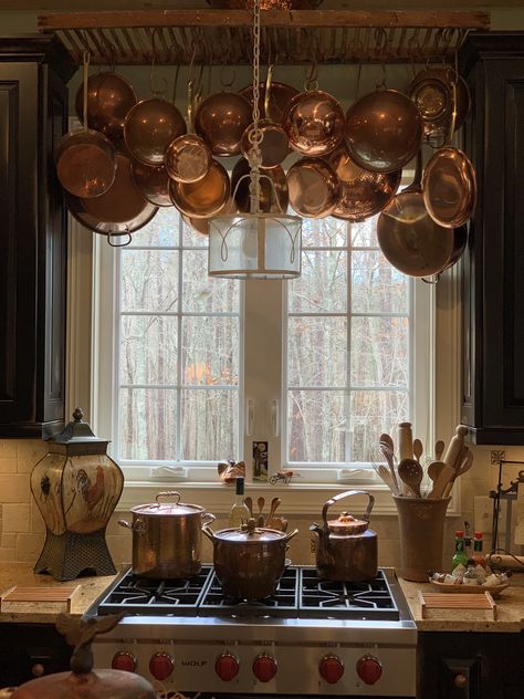 Copper Kitchen Decor, House Models, French Country Living, French Country Kitchens, Copper Decor, Copper Pans, Dark Kitchen, Copper Cookware, Country Kitchens