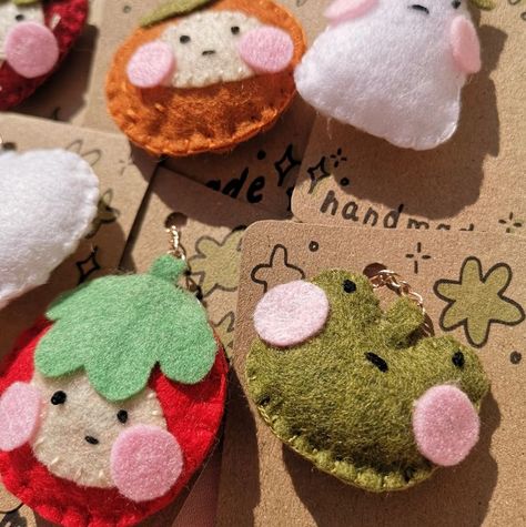 A collection of handmade felt keychains. In the bottom left there is a green frog with pink cheeks, bottom right a little tomato and at the top an orange. The keyrings are attached to brown craft card that says "handmade" Felt Keyring, Felt Diy, Handmade Felt, Handmade Accessories, Felt Crafts, Handmade Shop, Etsy App, Selling On Etsy, Sell On Etsy