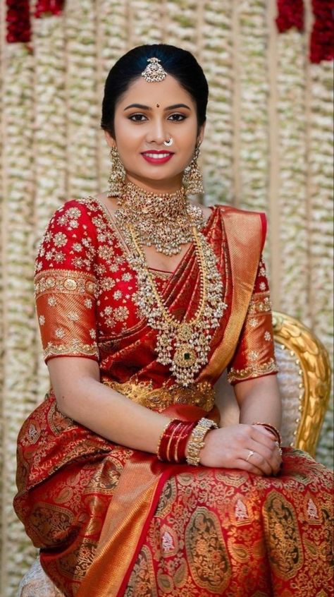 Latest South Indian Bride Look, Red Sarees For Wedding, Bridal Bangles Wedding South Indian, Red Pattu Saree Brides, Rodeo Hairstyles, Red Bridal Outfit, Makeup Look For Blue Eyes, Makeup Look Asian, Makeup Look For Black Women