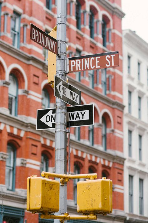 Sign for Prince Street and Broadway in neighborhood of Soho, New York City New York Traffic Light, New York Street Signs, New York Street Sign, Soho Nyc Aesthetic, New York Sign, Summer School Themes, Choose Outfit, Urban Graphics, Street Advertising