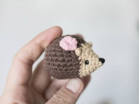 With this free crochet hedgehog pattern and video tutorial, you can make a cute little hedgehog as a keychain and gift for kids or friends. The hedgehog amigurumi is pretty quick and easy. Designer: Olga Lukoshkina Instagram: @lukoshkina.o You will need: YarnArt Jeans or Alize Cotton Gold yarn (brown, beige, black and green color) 2.25 mm crochet hook White sewing thread or embroidery floss Tapestry needle Scissors Filler Free crochet hedgehog tutorial https://youtu.be/3DHcKyLpsTI Free amigurumi Crochet Hedgehog Pattern, Hedgehog Pattern, Keychain Patterns, Crochet Hedgehog, Crochet Snowman, Crochet Bunny Pattern, Crochet Keychain Pattern, Crochet Unicorn, Crochet Teddy