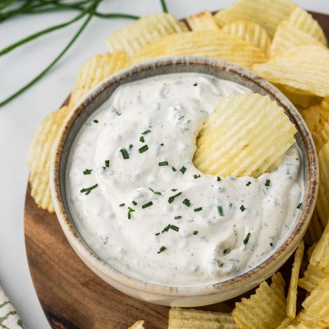 Easy Sour Cream and Chive Dip Recipe - Cooking Up Memories Chive Dip Recipes, Sour Cream Chive Dip, Star Appetizers, Fall Dips, Ww Dips, Chive Dip, Stew Beef Chili, Seasoned Sour Cream, Turkey Cookies