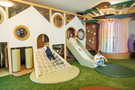 Kids Play Centre, Indoor Playground Design, Indoor Play Places, Toddler Play Area, Kids Indoor Play, Play Cafe, Indoor Playroom, Soft Play Area, Daycare Design