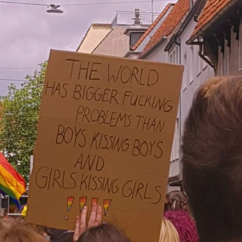 person holding up a sign saying "the world has bigger problems than boys kissing boys and girls kissing girls" on a pride parade Lgbtq Love Aesthetic, Lgbtq Asthetics, Lgbtq Pride Quotes, Coming Out Aesthetic, Queer Joy Aesthetic, Happy Pride Month Aesthetic, Lgbtq Quotes Aesthetic, Lgbtq Signs, Closeted Gay Aesthetic