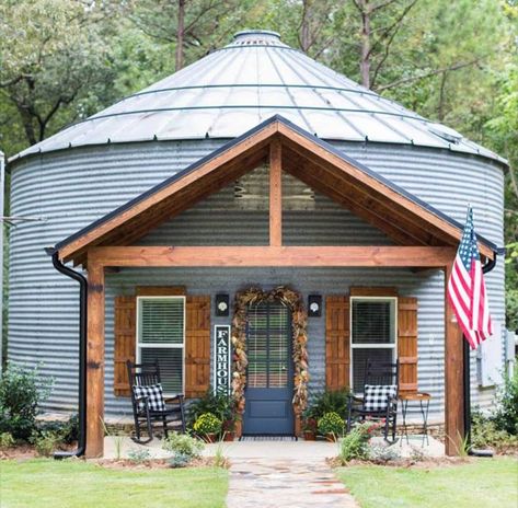 So, how much does it cost to stay at one of the state’s most unique hotels? Modern Farmhouse Joanna Gaines, Grain Bin House, Joanna Gaines Farmhouse, Silo House, Round Building, Grain Silo, Farmhouse Curtains, Rustic Farmhouse Style, The Farmhouse