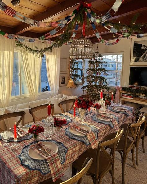 Heather Taylor Home on Instagram: "Newport Beach-based blogger @sarahchappellhorton used our linens to host the coziest holiday dinner! Recreate your own version of this festive look with a mix of our patterned tablecloths, napkins & placemats!♥️" Tik Tok Christmas, Heather Taylor, English Christmas, Christmas Dreaming, Christmas Dinner Party, Pre Party, Christmas Feeling, Holly Jolly Christmas, Christmas Inspo