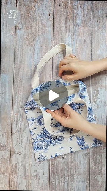 Gift Bag Fabric, Sew A Tote Bag Easy, Fabric Handbags Handmade, Small Bag Sewing Pattern Free, Fabric Bags Handmade Handbags, Handmade Bags Tutorial, Bag Stitching Ideas, How To Make Tote Bags, Easy Tote Bags To Sew