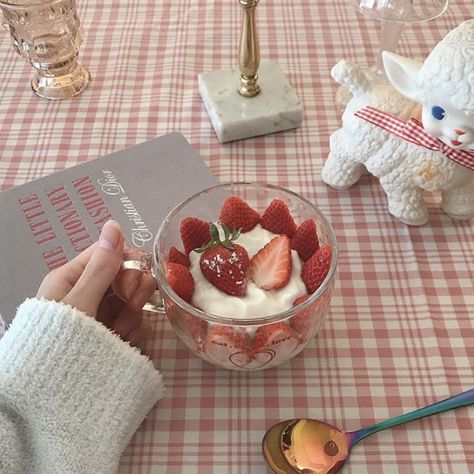 korean room strawberry aesthetic cozy breakfast yummy pink Korean Breakfast, Korean Room, Strawberry Aesthetic, Strawberry Parfait, Strawberry Breakfast, Breakfast Yummy, Cozy Breakfast, Living Vintage, Aesthetic Cozy