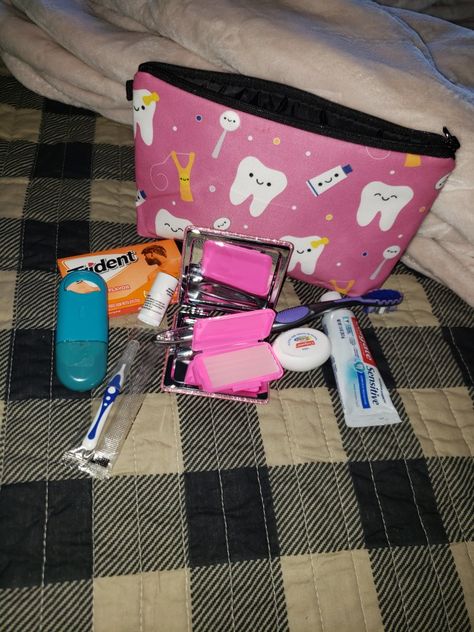 sugar free gum, toothpaste/brush, floss, listerine spray, chapstick, dental wax, a compact mirror, interdental brushes. *BAG FROM AMAZON Braces Survival Kit, Cute Braces Colors, Braces Tips, Getting Braces, Braces Girls, Cute Braces, Teeth Whitening Remedies, Brace Face, Sugar Free Gum