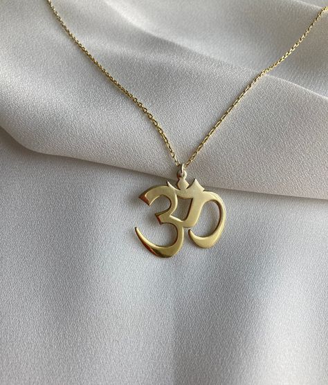 Small Lockets Gold Indian, Om Pendant Gold For Women, Om Pendent, Arca Aesthetic, Aum Necklace, Ohm Necklace, Hindu Jewelry, Ohm Pendant, Gold Pendants For Men