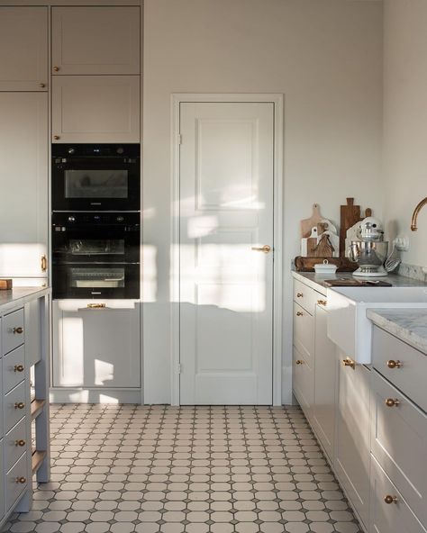 Adjust your budget for installing porcelain tiles in kitchen decorations. Now you can install and use a porcelain tile floor with a simple pattern that has a combination of beige and brown colors so that it has a touch of monochromatic color. The tile pattern used is suitable for decorating farmhouse or rustic kitchens. Simple Look Porcelain Tile frame @annalovesneutrals #kitchenflooringideas #bambooflooring #ceramictiles #flooring Floor Tiles For Small Kitchen, Kitchen Floor Porcelain Tile, Kitchen With Patterned Tile Floor, Kitchen Mosaic Floor, Kitchen Floor Pattern, Unique Kitchen Floors, Patterned Floor Tiles Kitchen, Cottage Kitchen Flooring, Laminate Tile Flooring Kitchen