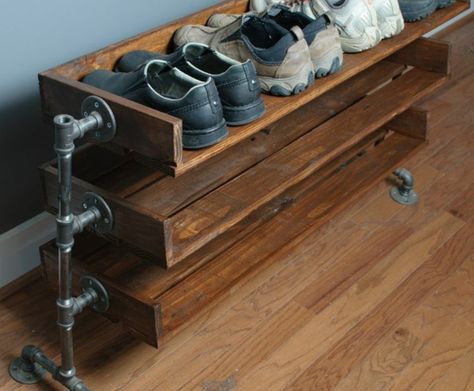 Industrial Design Möbel für mehr Stil in Ihrem Wohnraum Wood Shoes, Shoes Stand, Home Organisation, Pallet Furniture, Vintage Industrial, Cozy House, Reclaimed Wood, Industrial Design, Shoe Rack