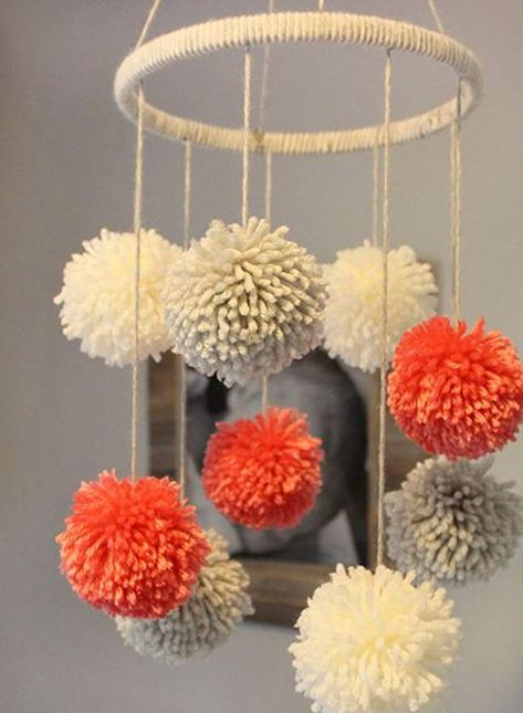 Pompon Diy, Pom Pom Mobile, Hantverk Diy, Diy Pom Poms, Diy Pom Pom, Pom Pom Crafts, Wool Crafts, Diy Baby, Crafts For Teens