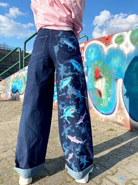 Thriftcore Aesthetic Outfits, Painted Clothes Ideas, Jean Painting Ideas, Hand Painted Jeans, Painted Clothes Diy, Diy Vetement, Custom Jeans, Painted Jeans, Painted Clothes