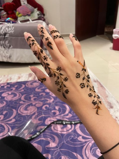 Henna Practice, Simple Henna Designs Hand, Henna Tattoo Design, Henne Tattoo, Cute Henna Designs, Tattoos Henna, Inai Pengantin, Jagua Henna, Henna Designs Wrist