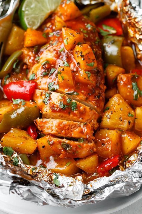 Pineapple BBQ Chicken Foil Packets in Oven - So easy and packed with tons of flavor. You’ll love the simplicity! Baked Chicken Foil Packets, Tinfoil Dinners, Broke Meals, Pineapple Bbq Chicken, Cooking Chicken Breast, Bbq Baked Chicken, Foil Recipes, Foil Meals, Chicken Foil Packets