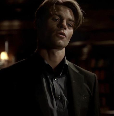 Elijah Mikaelson Icon, Elijah Vampire Diaries, Elijah Mikaelson, Man In A Suit, Hot Vampires, Vampire Diaries Guys, Daniel Gillies, Hottest Guy Ever, Hot Actors