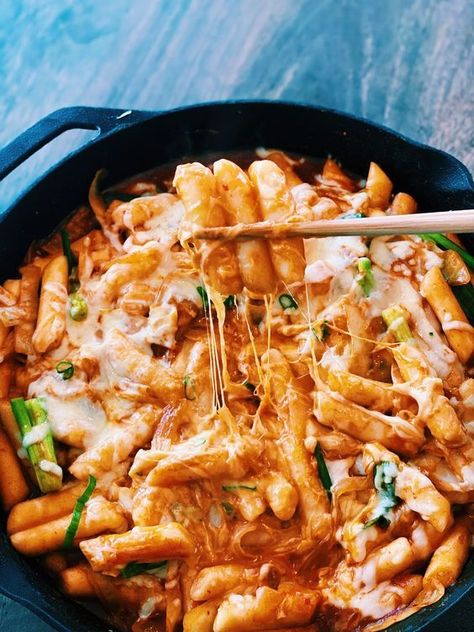 Tteokbokki Recipe Easy, Tteokbokki Recipe, Best Korean Food, Cheesy Rice, Korean Rice Cake, Rice Cake Recipes, Plats Healthy, Korean Rice, Korean Dishes